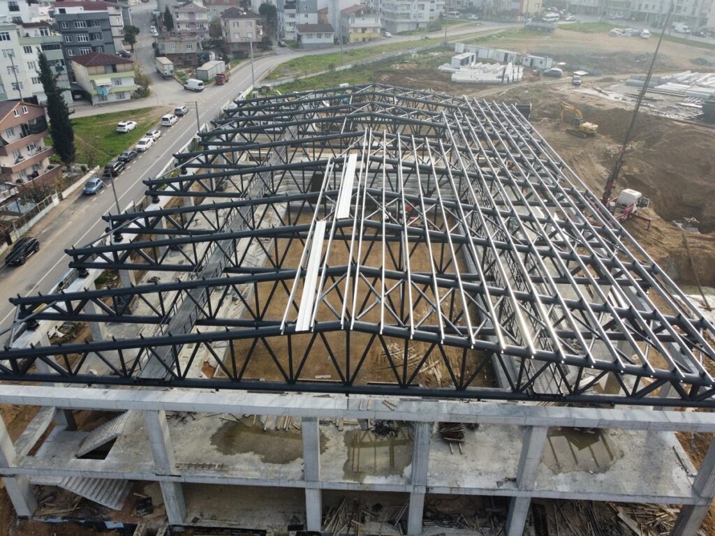 Betonarme iskelet üzerine oturtulmuş çelik çatı makaslarının havadan görünümü